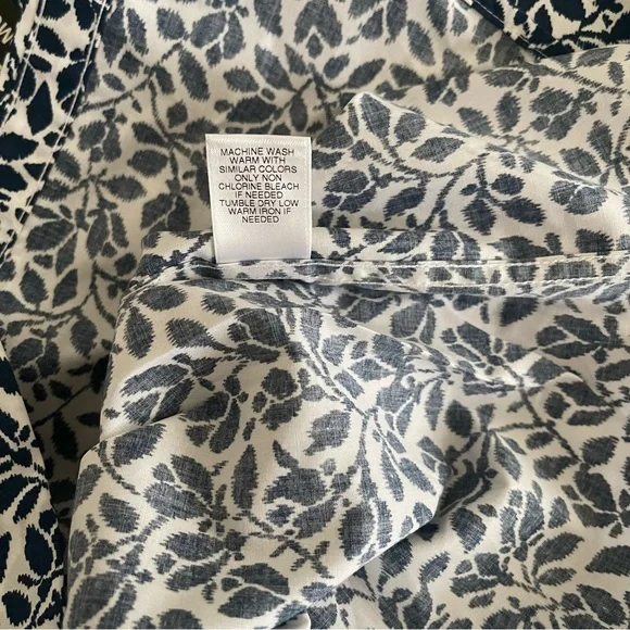 Murano blue and white floral short sleeve button down shirt - large - Picture 9 of 9